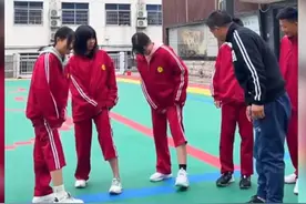 老师逐一检查学生是否穿秋裤？先别慌着点赞图片