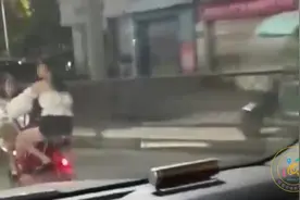 事发福建！两名女生仿佛耍杂技一般穿梭在道路上图片