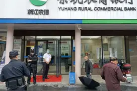 “你的100万元医疗保障金已到账，请在24点前领取！”收到这条短信，请务必警惕图片