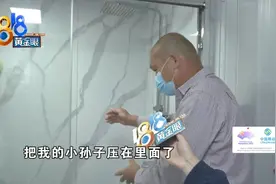 祖孙洗澡“哗哗哗”木门老板娘说“中彩票”图片