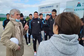 米卢现身青岛盛赞爱徒曲波，缘何坦言自己“不希望中国球迷只记得我”图片