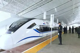 10月11日起 都江堰直达成都列车有新班次 可直达成都东站和南站图片