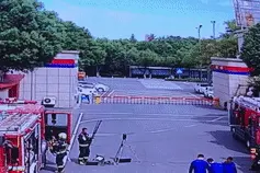 消防站门口突发车祸，蓝朋友秒出警图片