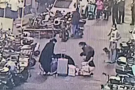 孕妇突然羊水破裂倒地，热心邻居帮搭临时产房，现场接生母女平安图片
