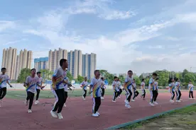 长沙90后美女体育老师带学生玩转花样跳绳，网友惊呼“太酷了”图片