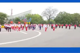 健身广场舞“快闪”活动 唱响《我和我的祖国》图片