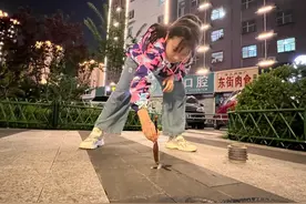 坚持6年！这位88岁老爷爷，免费在广场教书法图片