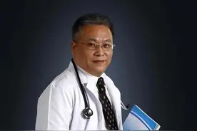 患强直性脊柱炎身体会逐渐“石化”？专家：疼痛为“表”骨损为“里”图片