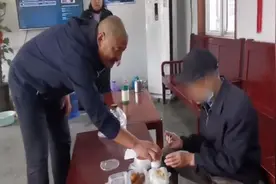 老人走失一夜未归，爱心公交人合力找回图片