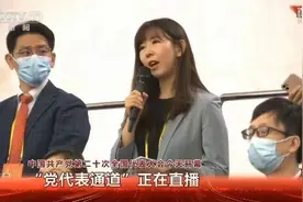 代表通道上，武大靖这样回应《北京日报》记者图片