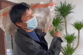 男子十年前帮忙买空滞销蔬菜，农户每年送土特产感谢图片