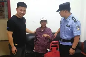 八旬老教师寻学生还百元学杂费图片