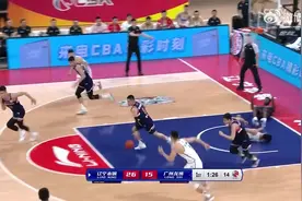 刘雁宇重摔在地 担架车进场&现场球员表情严肃 贝尔单膝跪地祈祷图片