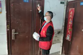 何先欢：爱心餐送到老人手上还是热的图片