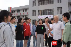用短视频讲红色故事，76岁退休教师3个月“圈粉”31万图片