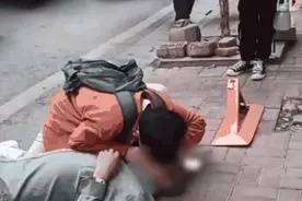 71岁老人摔倒，高三学生跪地人工呼吸，事后痛哭图片
