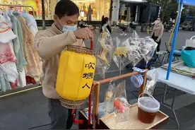 杭州武林夜市，这位“吹牛大王”火了！常有人到他那里找童年图片