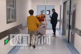 儿媳生第三胎出手术室时，公婆一路小跑献花亲吻图片
