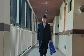 八旬爷爷们化身老年“男模团”上演养老院时装秀，工作人员：都是他们压箱底的衣服图片
