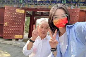 95后女孩辞职带84岁爷爷“游中国”走红，当事人回应……图片