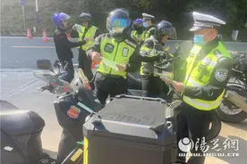 宁陕交警对摩友开展交通安全宣传活动图片