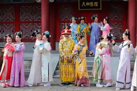 “老阿姨翻拍《甄嬛传》”走红背后的横店大众娱乐：几十元过戏瘾图片