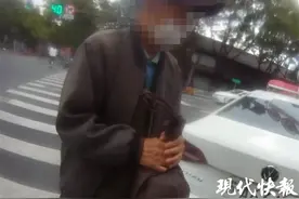 91岁老人外出迷路，遇暖心市民“打爆”电话寻找家属图片
