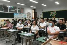 “家长会”成了“妈开会”：全班43人，只来了7位爸图片