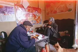 山东95岁奶奶豪爽对瓶吹白酒，孙女：她作息规律，身体还很硬朗图片