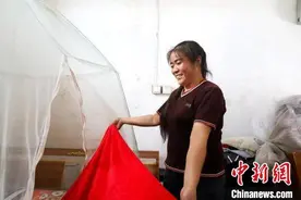 男孩失去父母后 邻居抚养12年助其考上大学图片