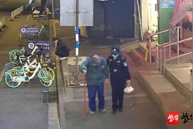 民警陪独居老人吃饭购物被市民拍下图片