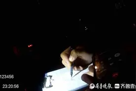 深夜的济南街头，一男子睡在了马路上，到底咋回事？图片