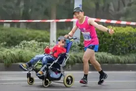 他推着脑瘫儿子，跑了7年马拉松……图片