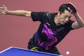兼任亚乒联副主席的许昕，时隔8个月重返赛场图片