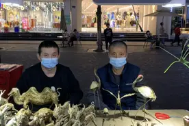来杭州才10天，武林夜市这对“顶流”兄弟火了，网友看到双手后泪目图片