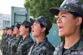 看武警湖南总队新兵团的“花木兰”入营一个半月来的变化图片