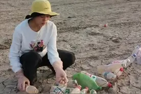女子游洞庭湖后捡一个月塑料瓶：保护环境是每个人的责任图片