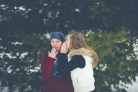 “聊八卦”英语怎么说？图片