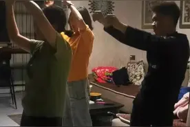 湖南姐妹花家中教父母跳舞，网友：爸爸的舞姿艳压群芳图片