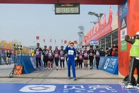 一周图片｜北京马拉松三年后“重启”，86岁大爷刷屏网络图片