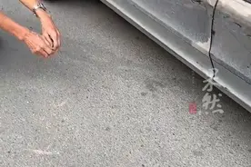 老人推车拉钢筋刮花保时捷，蹲在地上不知所措，车主不忍心索赔图片