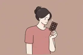 女生戒碳水减肥暴瘦后局部秃头，这样减肥要不得图片