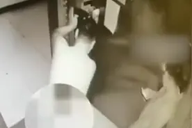 金华一男子全身赤裸进电梯小便，警方：他酒喝多了视频封面