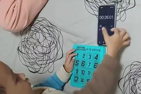 河南3岁男孩26秒破解数字华容道，网友直呼“最强大脑”数学教授：天赋需要更高难度验证图片