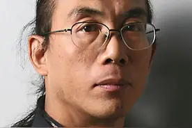 《让世界充满爱》《同一首歌》的歌词都出自他手图片