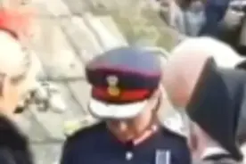 向查尔斯扔鸡蛋后，男子被禁止带蛋出门图片