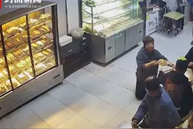 神反应！男子上菜不小心打滑瞬间跪地 菜品一个没撒送上餐桌图片