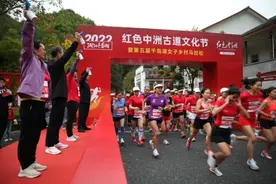 太猛了！千岛湖乡村女子马拉松开跑，冠军是刚刚收获越马冠军的女超人赵亚丽图片