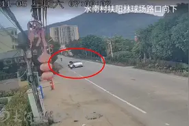 潮州特斯拉连撞事件司机受访：车速过百一直躲避行人，想找障碍物把车子撞停图片