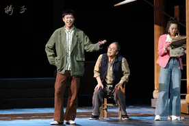 当年轻脱口秀演员登上戏剧舞台图片